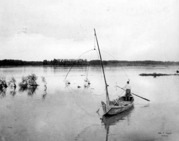 Pescatore nel fiume Po , 1935 - fotografo Ernesto Fazioli - da Lombardia Beni Culturali